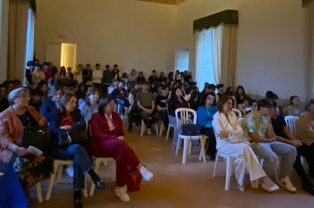 Potrebbe essere un'immagine raffigurante 2 persone e violino