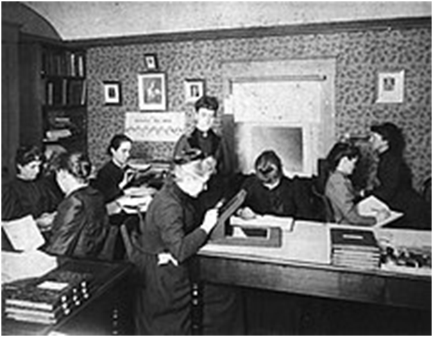 Harvard Computers, il gruppo di donne computer presso l'Harvard College Observatory, che lavorava per l'astronomo Edward Charles Pickering.
Il gruppo includeva Henrietta Swan Leavitt, Annie Jump Cannon, Williamina Fleming e Antonia Maury.
