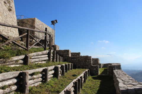 Panorama dalla base della Torre Angioina