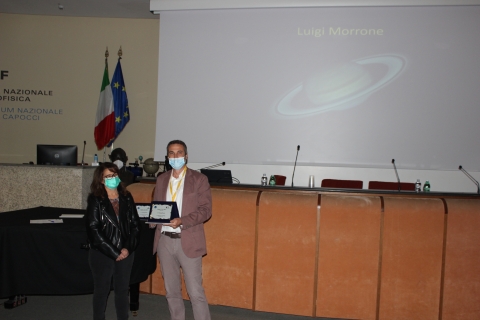 Armando Lencioni, in rappresentanza di Luigi Morrone, ritira il premo ISO 400 per la categoria Sistema Solare