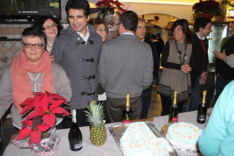 Preparazione torta e champagne