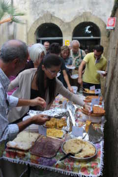 Buffet - in primo piano Antonella Carpi