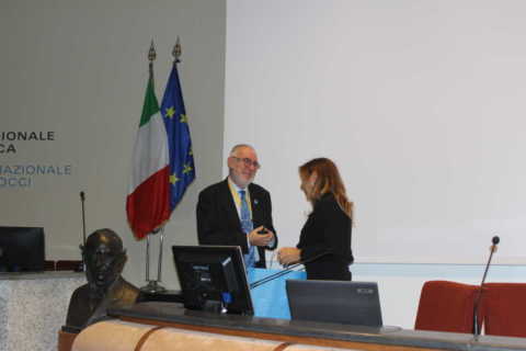 Presente donato dal Presidente Filippone alla direttrice OACN Marconi