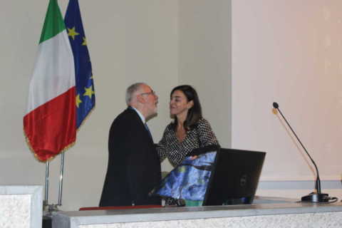 Presente donato dal Presidente UAN Filippone alla dott.ssa De Pascale
