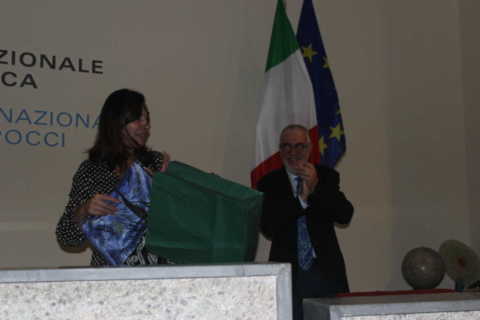Presente donato dal Presidente UAN Filippone alla dott.ssa De Pascale