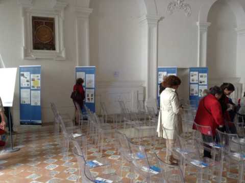L'interno della chiesa di S. Erasmo con i pannelli UAN relativi agli orologi solari
