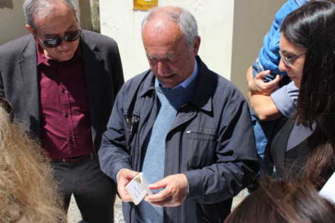 Antonio Coppola mostra il funzionamento degli orologi solari