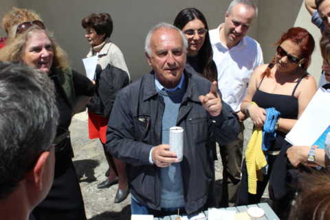 Antonio Coppola mostra il funzionamento degli orologi solari
