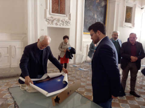 Presidente UAN regala la foto della Sede UAN in OACN a Vladimiro Valerio