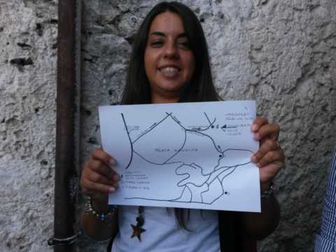 Simona illustra la "mappa" del paese con le zone interessate dalla Festa