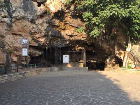 L'ingresso alle grotte