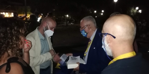 Edgardo Filippone consegna un dono da parte dell'UAN al sindaco di Massa di Somma Gioacchino Madonna