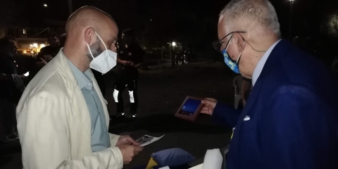 Edgardo Filippone consegna un dono da parte dell'UAN al sindaco di Massa di Somma Gioacchino Madonna