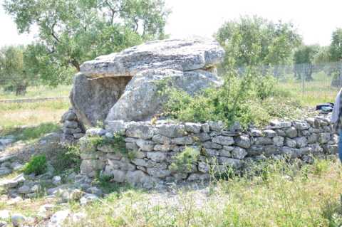 Vista del lato destro (rispetto ad un osservatore posto davanti all'ingresso) del dolmen "Chianca dei Paladini".