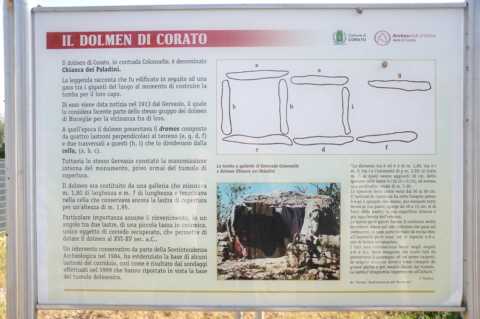 Cartello con informazioni sul dolmen "Chianca dei Paladini" di Corato.