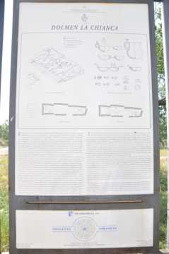 Cartello con informazioni sul dolmen "La Chianca" di Bisceglie.