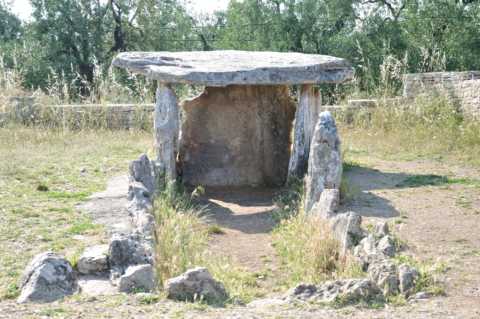 Vista frontale del dolmen "La Chianca".