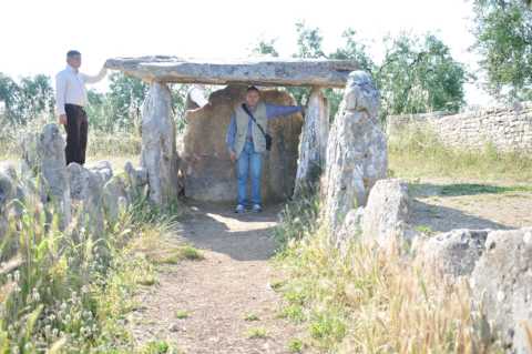 Dal confronto con le nostre dimensioni si può avere un'idea di quelle del dolmen "La Chianca".