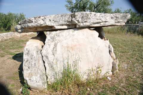 Vista posteriore del dolmen "La Chianca".