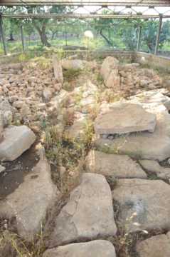 Un'immagine del dolmen "Frisari", o per lo meno di ciò che ne resta...
