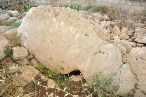 Blocco di roccia (frammento dell'ortostato?) sul lato destro del dolmen.