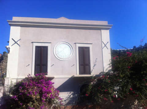 Facciata edificio con orologio solare