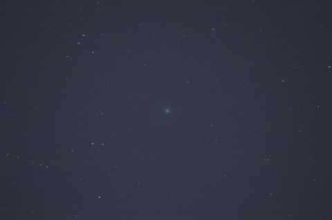 La cometa è l'oggetto luminoso al centro della foto. Le stelle appaiono non perfettamente puntiformi in quanto la montatura della fotocamera è priva di inseguimento.