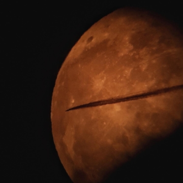 Un aereo ferisce la Luna con la sua scia...