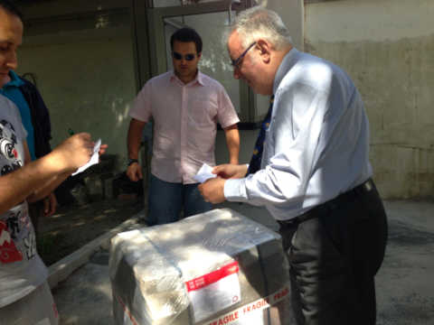 Il Presidente Filippone firma la bolla di consegna. Non appaiono danni al carico dall'esterno.