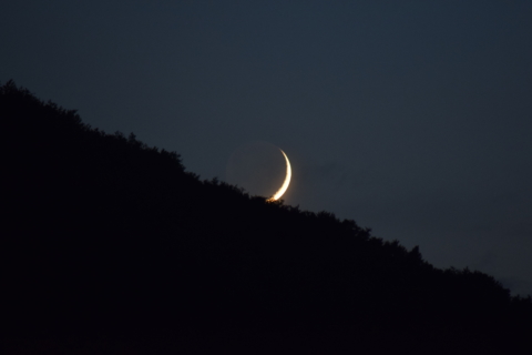 La Luna tramonta sul crinale