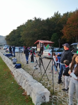 Curiosi si avvicinano durante la fase di montaggio della strumentazione